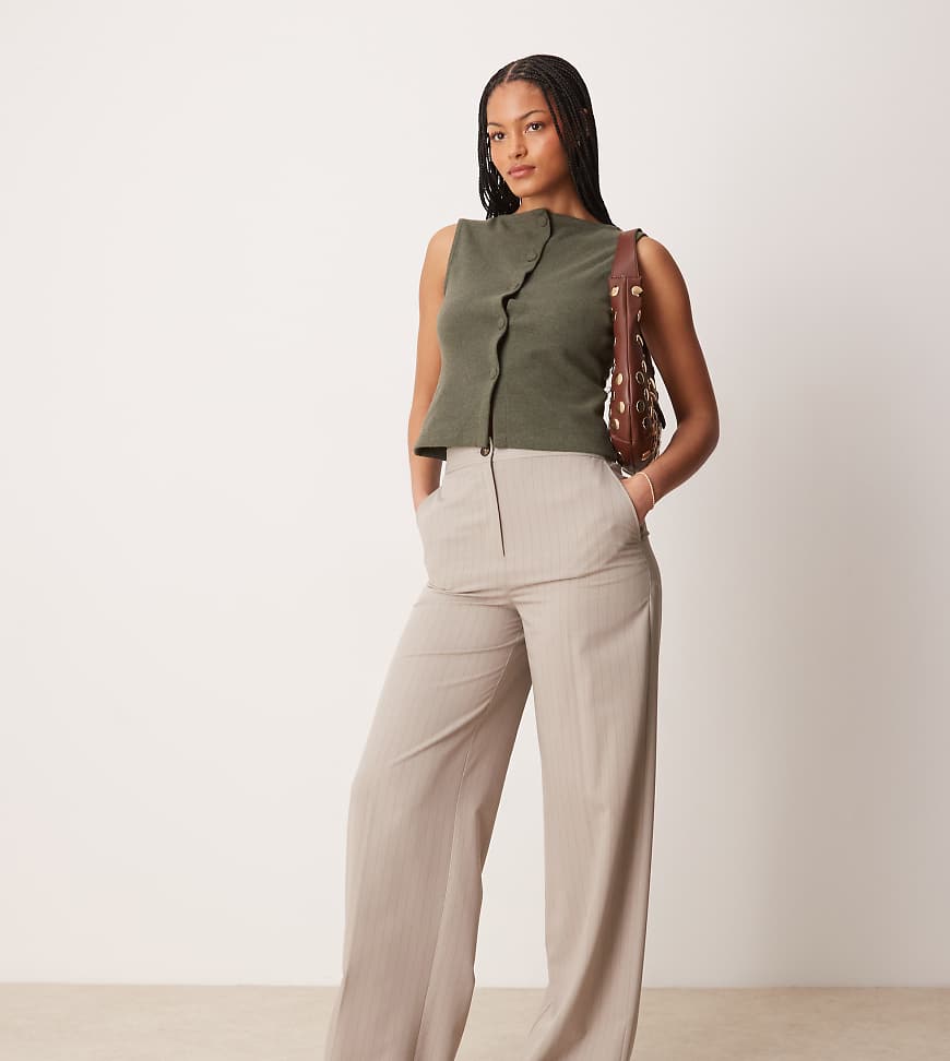ASOS DESIGN Tall - Elegante, locker geschnittene Hose in Braun mit Streifen-Bunt von ASOS DESIGN