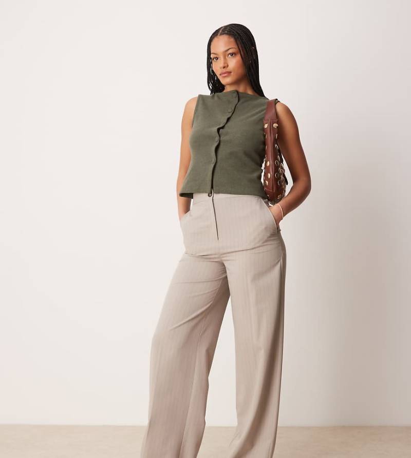 ASOS DESIGN Tall - Elegante, locker geschnittene Hose in Braun mit Streifen-Bunt von ASOS DESIGN