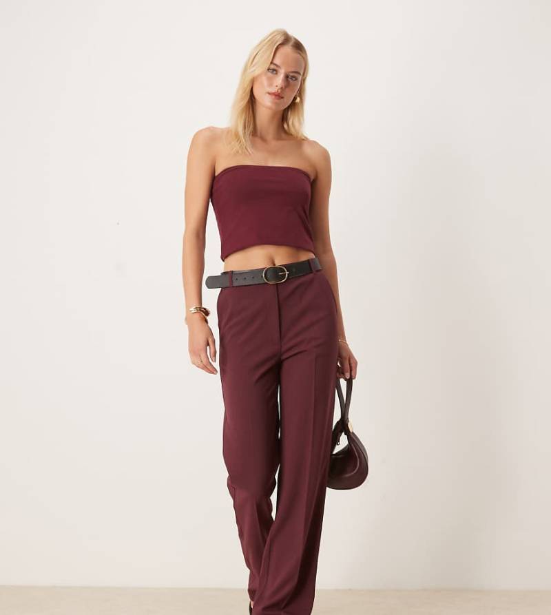 ASOS DESIGN Tall - Elegante, schmal geschnittene Hose in Maulbeerrot mit geradem Schnitt von ASOS DESIGN