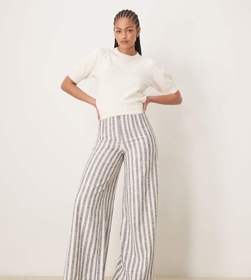 ASOS DESIGN Tall - Elegante Bouclé-Hose mit blauen Streifen ASOS DESIGN Tall - Elegante Bouclé-Hose mit blauen Streifen von ASOS DESIGN