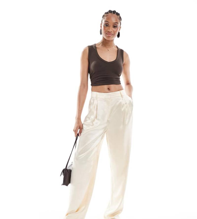 ASOS DESIGN Tall - Elegante Hose aus Satin in Weiß mit geradem Bein von ASOS DESIGN