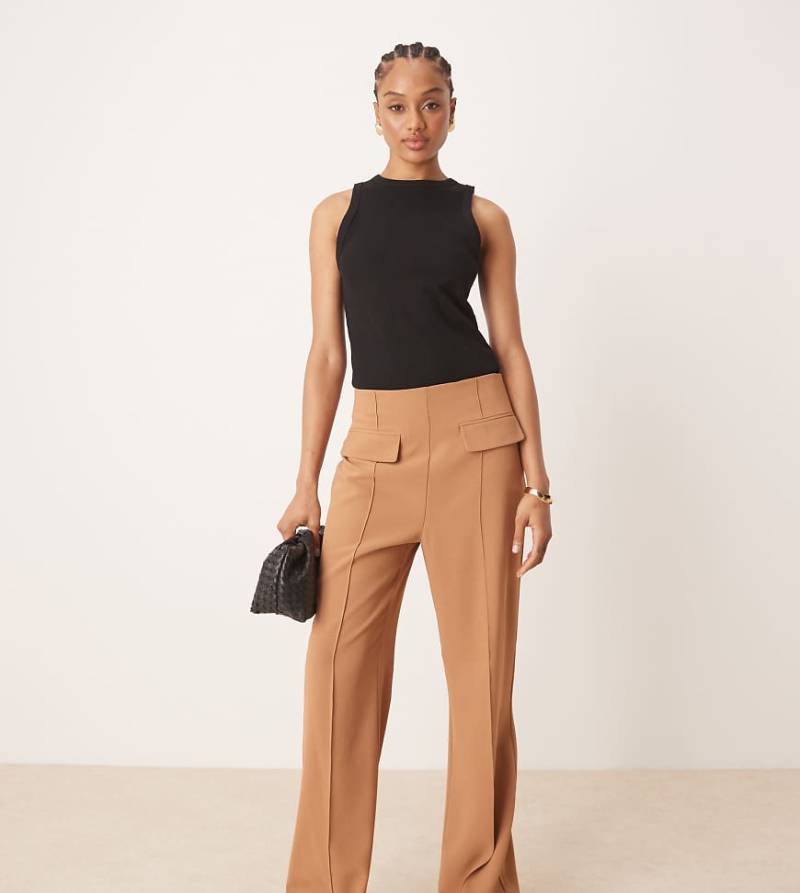 ASOS DESIGN Tall - Elegante Hose in Camel mit Ziernähten und zwei Taschen-Braun von ASOS DESIGN