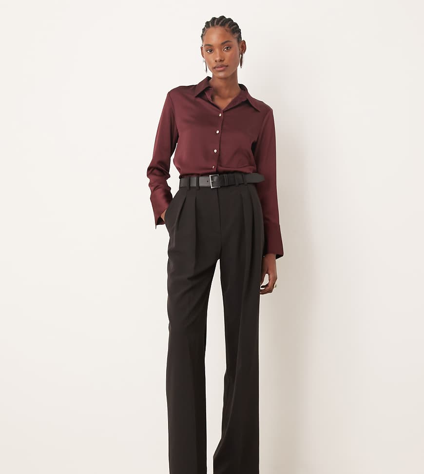 ASOS DESIGN Tall - Elegante Hose in Schwarz mit Gürtel, weitem Bein und Bundfalten von ASOS DESIGN