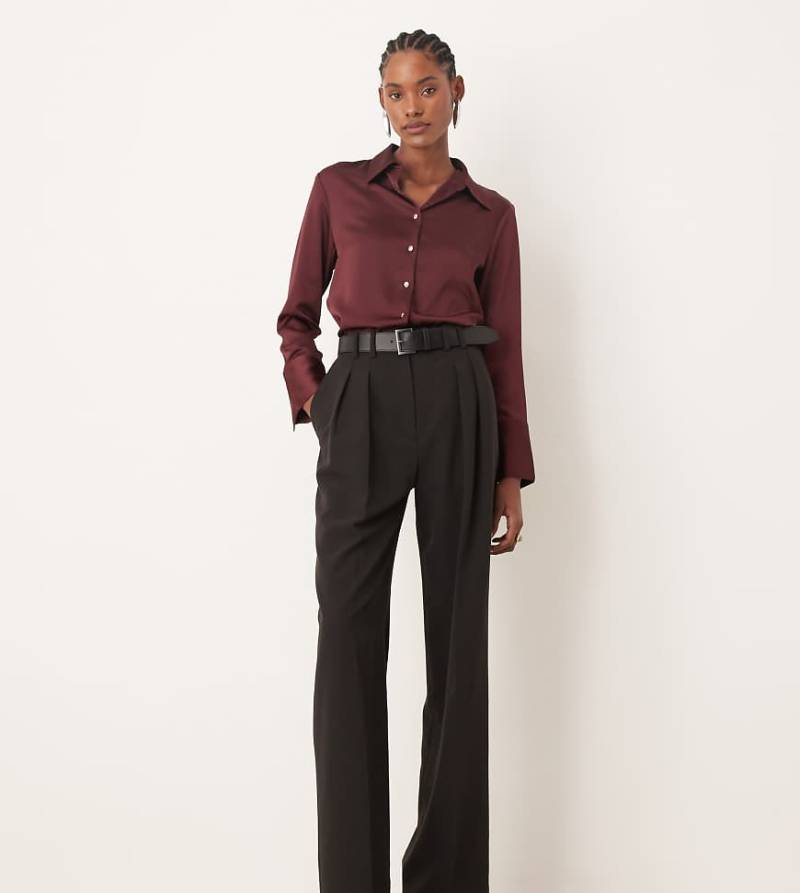 ASOS DESIGN Tall - Elegante Hose in Schwarz mit Gürtel, weitem Bein und Bundfalten von ASOS DESIGN