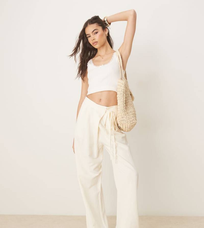 ASOS DESIGN Tall - Elegante Leinenhose in Elfenbeinweiß mit gebundenem Wickeldetail von ASOS DESIGN