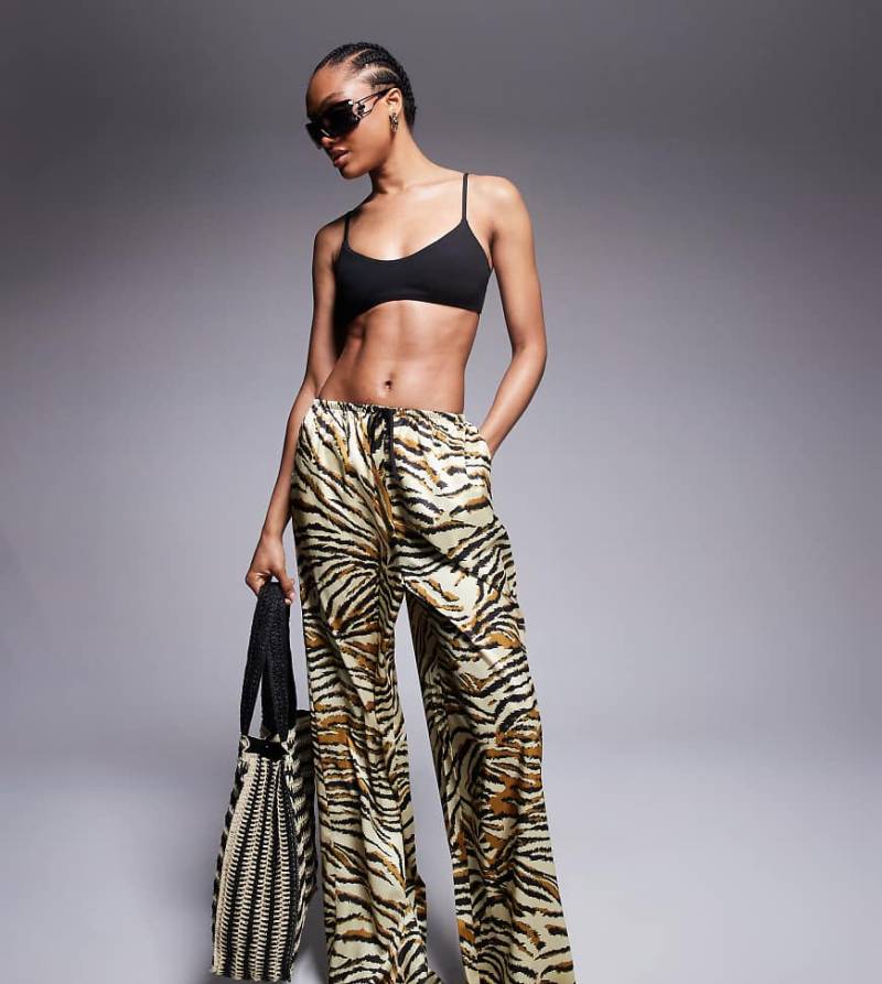 ASOS DESIGN Tall - Gia - Satin-Strandhose mit Animalprint-Bunt von ASOS Tall