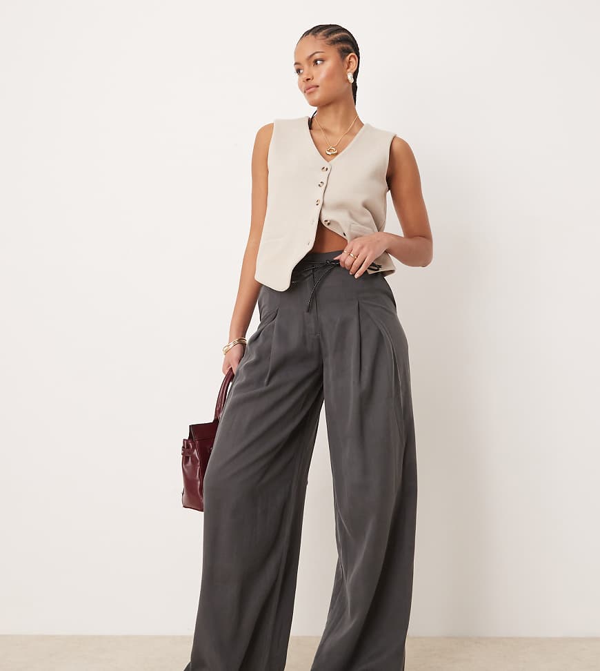 ASOS DESIGN Tall - Hose in Grau mit Bindegürtel, weitem Bein und Bundfalten von ASOS Tall