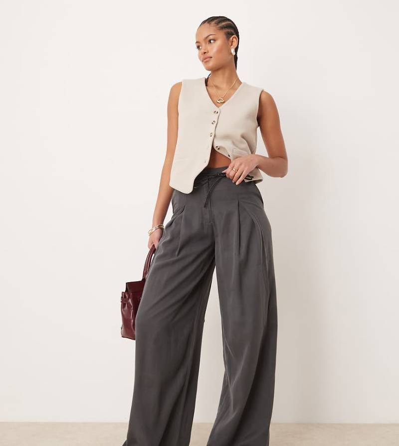 ASOS DESIGN Tall - Hose in Grau mit Bindegürtel, weitem Bein und Bundfalten von ASOS Tall