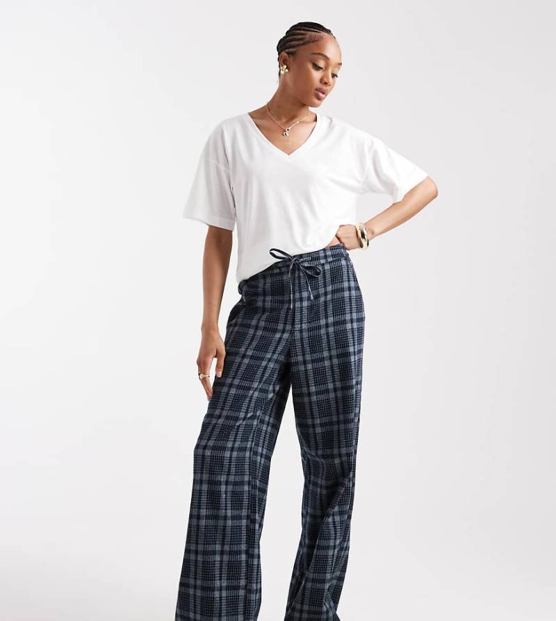 ASOS DESIGN Tall - Karierte, gebürstete Hose in Marineblau mit weitem Bein und Bindedetail an der Taille von ASOS DESIGN