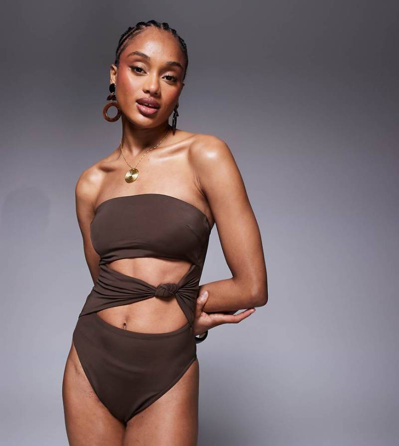 ASOS DESIGN Tall - Nina - Geknoteter Badeanzug in Schokoladenbraun-Bunt von ASOS Tall