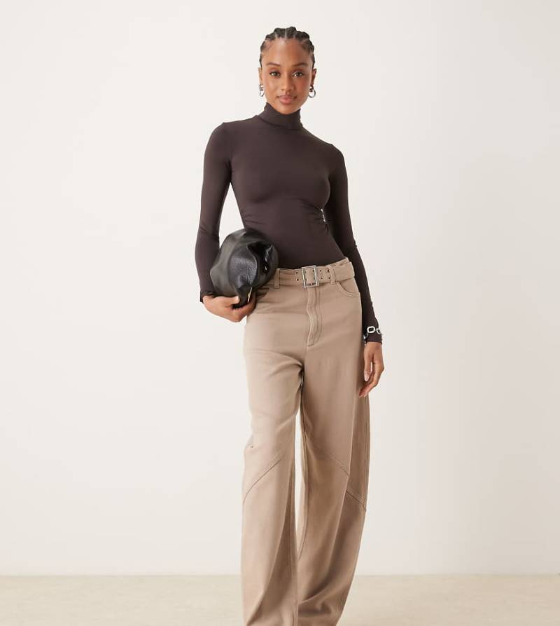 ASOS DESIGN Tall - Oversize-Hose in Pilzbraun mit verwaschenem Utility-Detail-Neutral von ASOS Tall