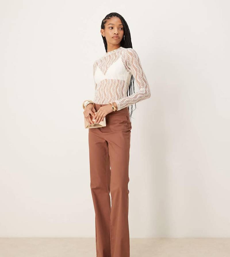 ASOS DESIGN Tall - Schlaghose in Apricot mit aufgesetzter Tasche-Braun von ASOS DESIGN