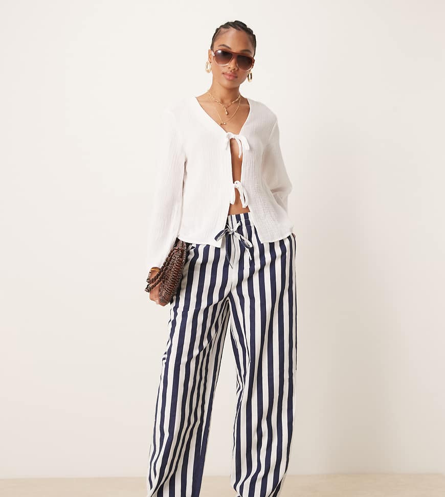 ASOS DESIGN Tall - Hose in Leinenoptik mit marineblauen Streifen und elastischem Bund-Bunt von ASOS Tall