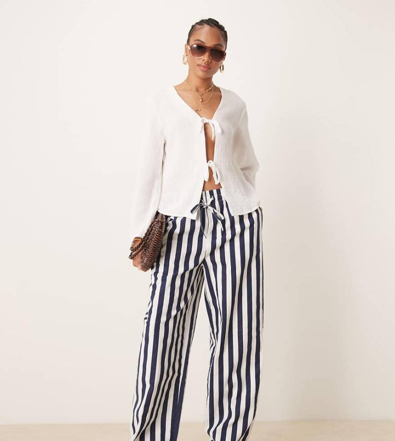 ASOS DESIGN Tall - Hose in Leinenoptik mit marineblauen Streifen und elastischem Bund-Bunt von ASOS Tall
