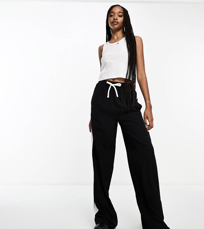 ASOS DESIGN Tall - Schlupfhose in Schwarz mit Kontrastbahn von ASOS DESIGN
