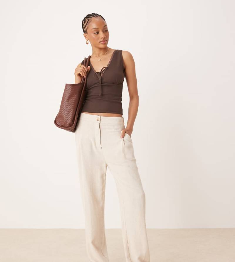 ASOS DESIGN Tall - Schmal zulaufende Hose in Steinbeige mit Leinenanteil und Bundfalten-Neutral von ASOS DESIGN