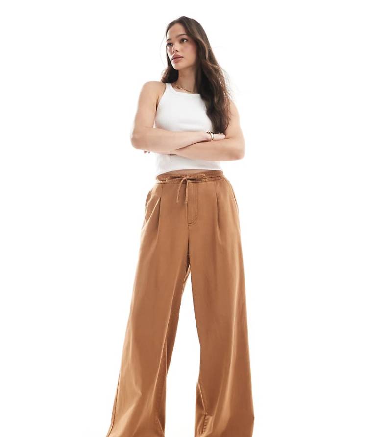 ASOS DESIGN Tall - Weiche Hose in verwaschenem Karamell mit weitem Bein-Grün von ASOS Tall