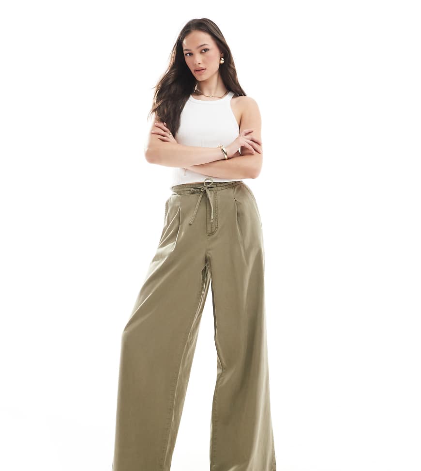 ASOS DESIGN Tall - Weiche Hose in verwaschenem Khaki mit weitem Bein-Schwarz von ASOS Tall