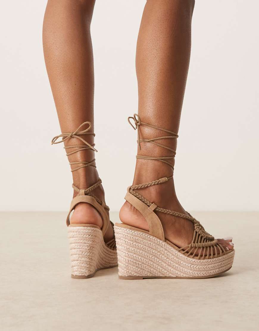 ASOS DESIGN - Tallulah - Sandalen in Taupe mit Keilabsatz, Häkel-Optik und Beinschnürung-Neutral von ASOS DESIGN