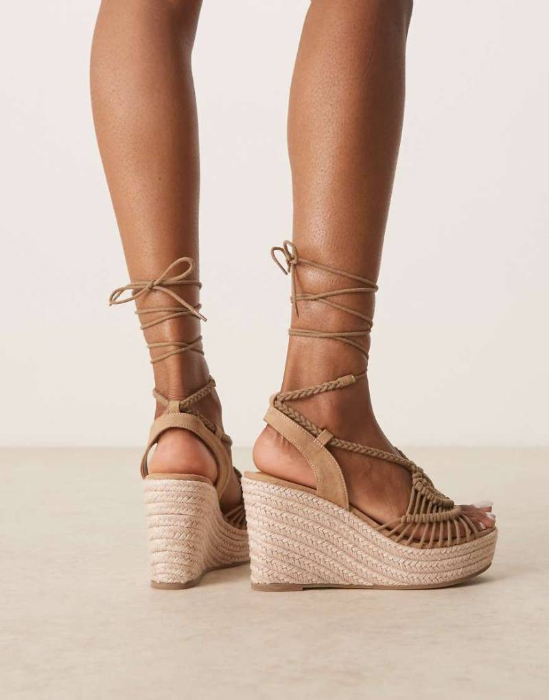 ASOS DESIGN - Tallulah - Sandalen in Taupe mit Keilabsatz, Häkel-Optik und Beinschnürung-Neutral von ASOS DESIGN