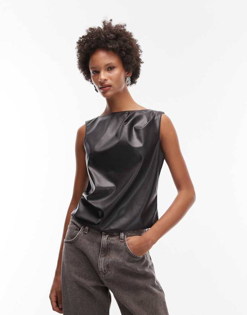 ASOS DESIGN - Tanktop aus Kunstleder in Schwarz mit Zierfalten und U-Boot-Ausschnitt von ASOS DESIGN