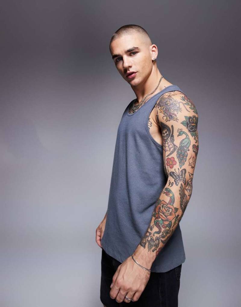 ASOS DESIGN - Leinenmix-Tanktop in Anthrazit mit Rundhalsausschnitt-Grau von ASOS DESIGN