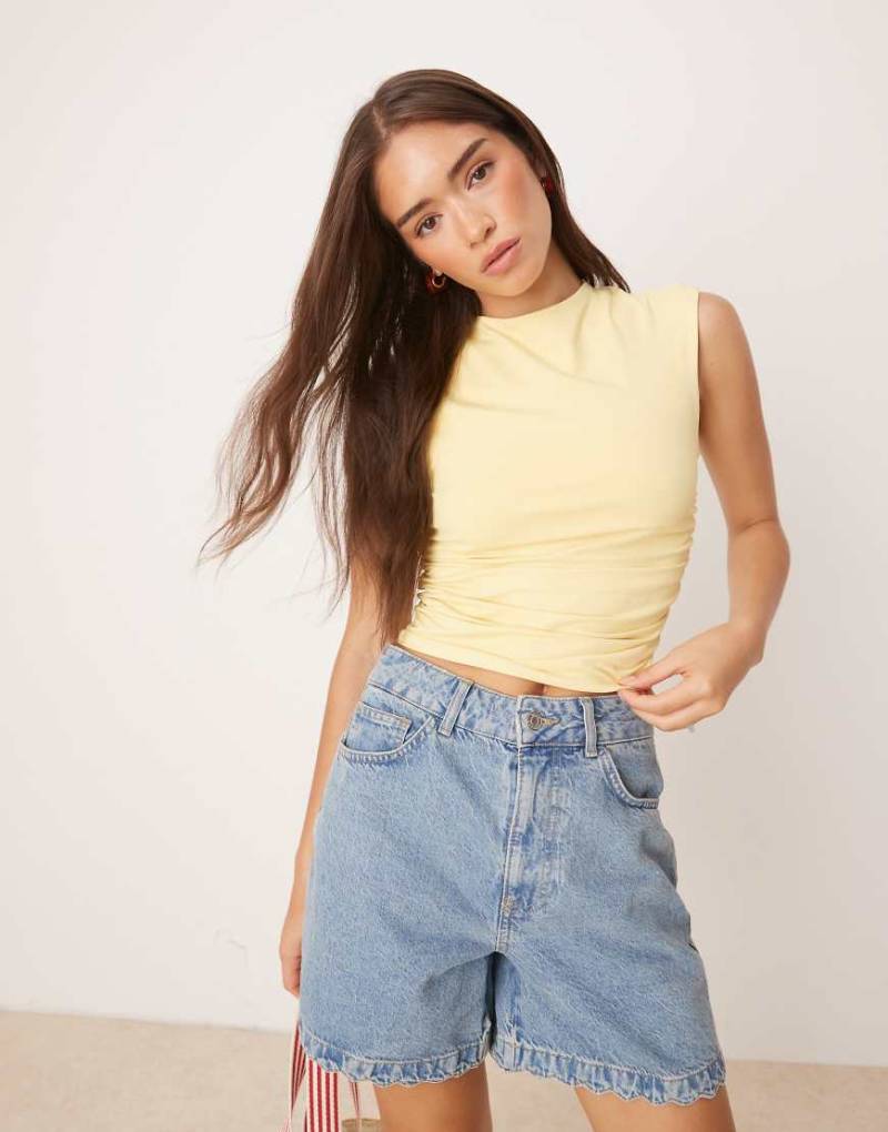 ASOS DESIGN - Tanktop aus Polyamid in Pastellgelb mit Raffung und Rückenausschnitt von ASOS DESIGN