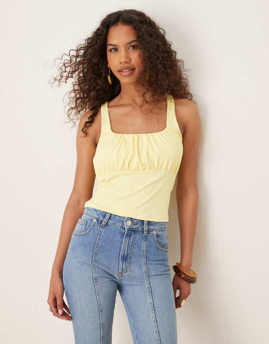 ASOS DESIGN - Tanktop aus Polyamid in Pastellgelb mit gerafftem Dekolleté ASOS DESIGN - Tanktop aus Polyamid in Pastellgelb mit gerafftem Dekolleté von ASOS DESIGN