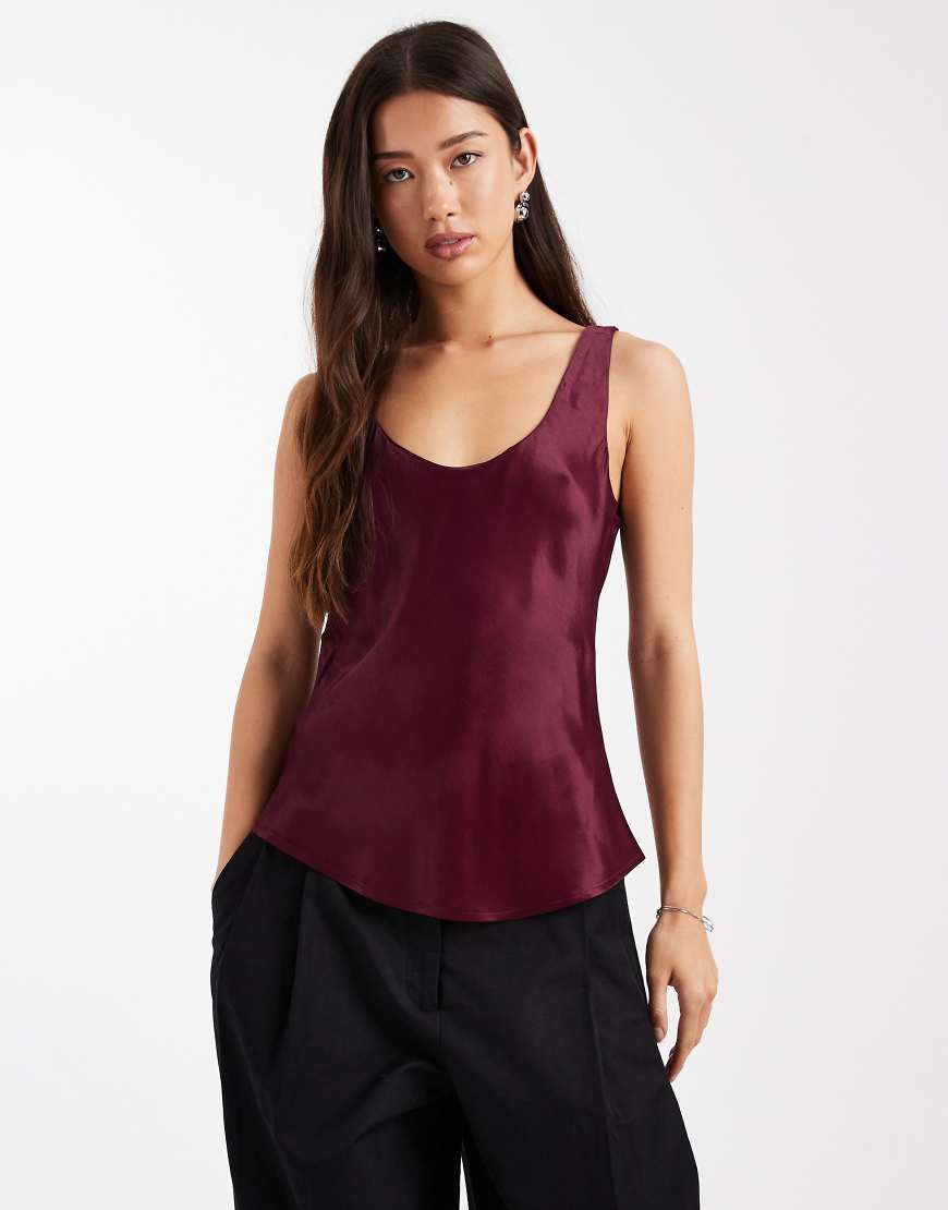 ASOS DESIGN - Tanktop aus Satin in Pflaumenlila mit U-Ausschnitt von ASOS DESIGN