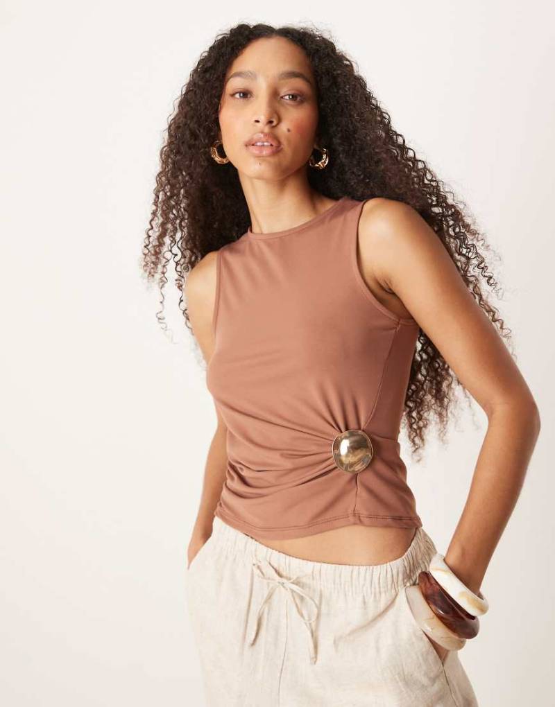 ASOS DESIGN - Tanktop aus weicher Baumwolle in Schokobraun mit Metalldetail-Schwarz von ASOS DESIGN