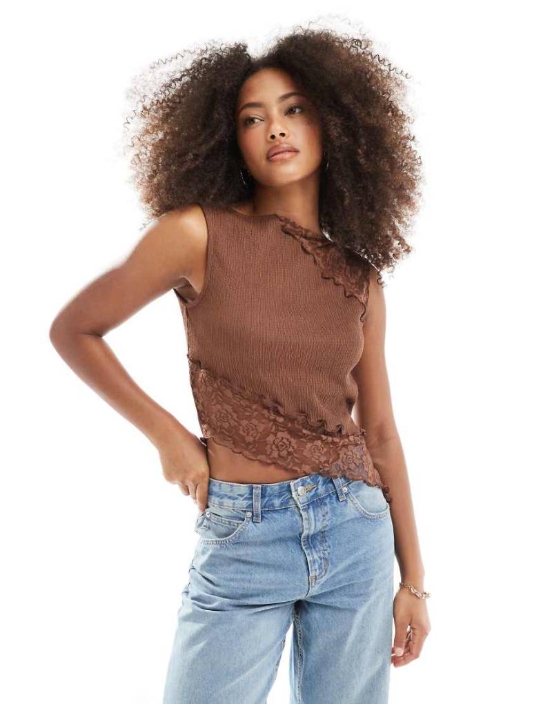 ASOS DESIGN - Tanktop in Braun mit U-Boot-Ausschnitt, Strukturmuster und Spitze von ASOS DESIGN