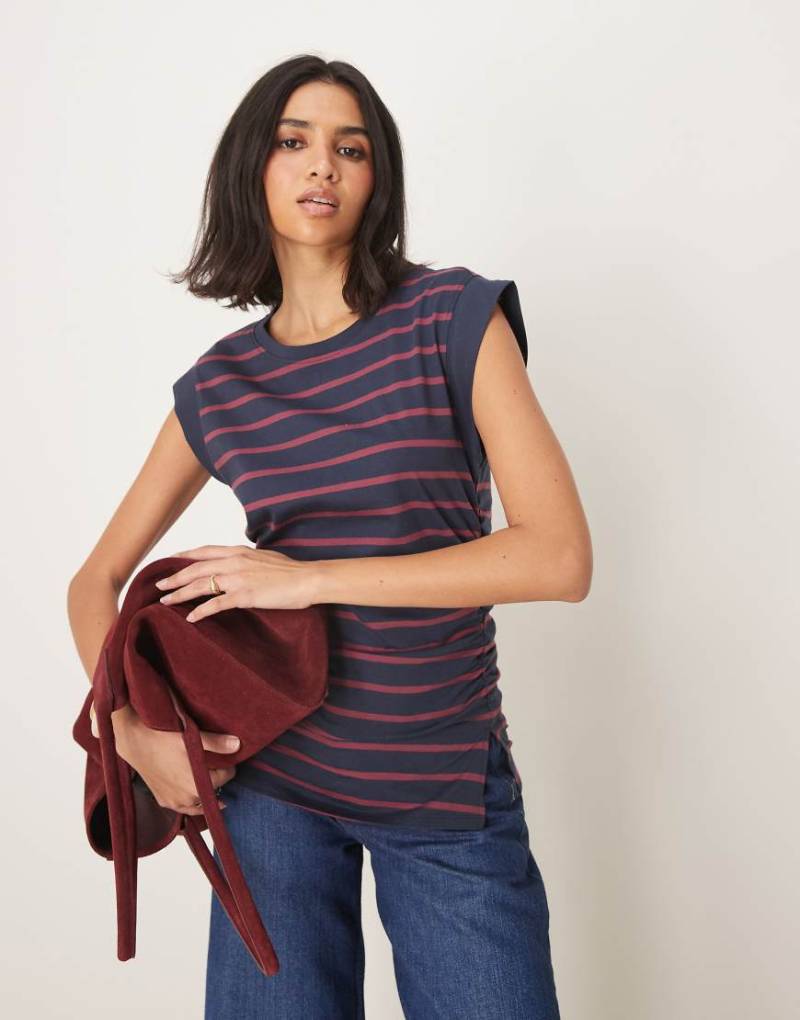 ASOS DESIGN - Tanktop in Burgunderrot und Marineblau gestreift mit Korsett-Taille und betonter Schulter von ASOS DESIGN