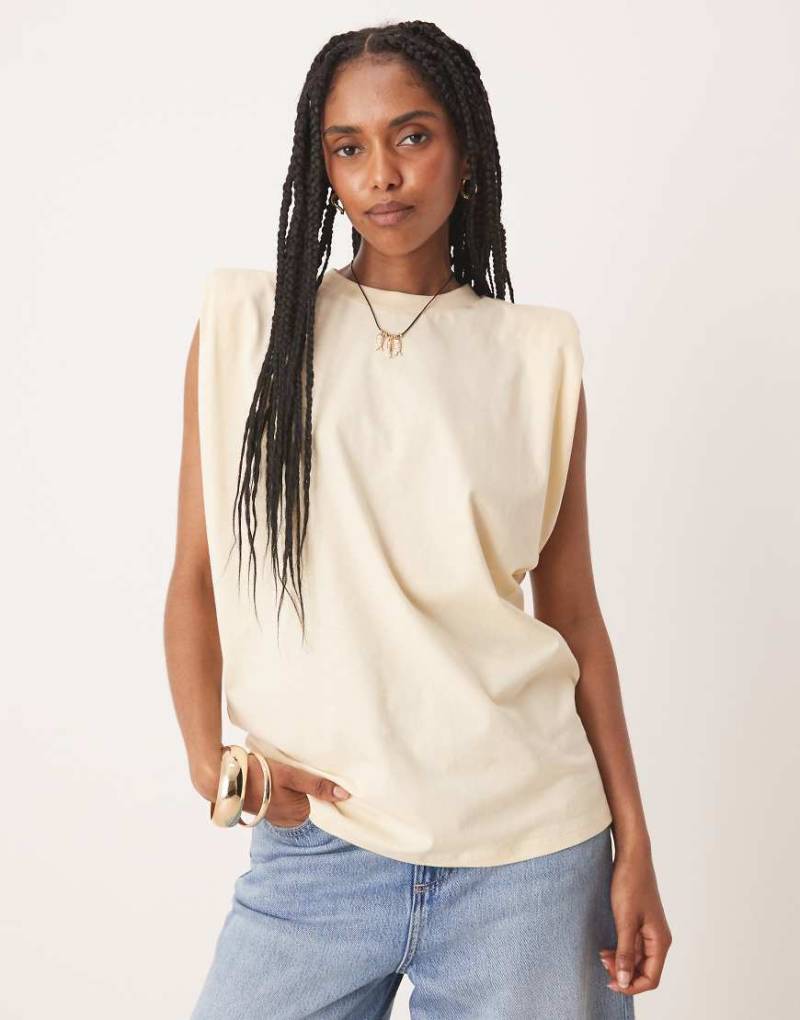 ASOS DESIGN - Tanktop in Buttermilchgelb mit Schulterpolstern von ASOS DESIGN