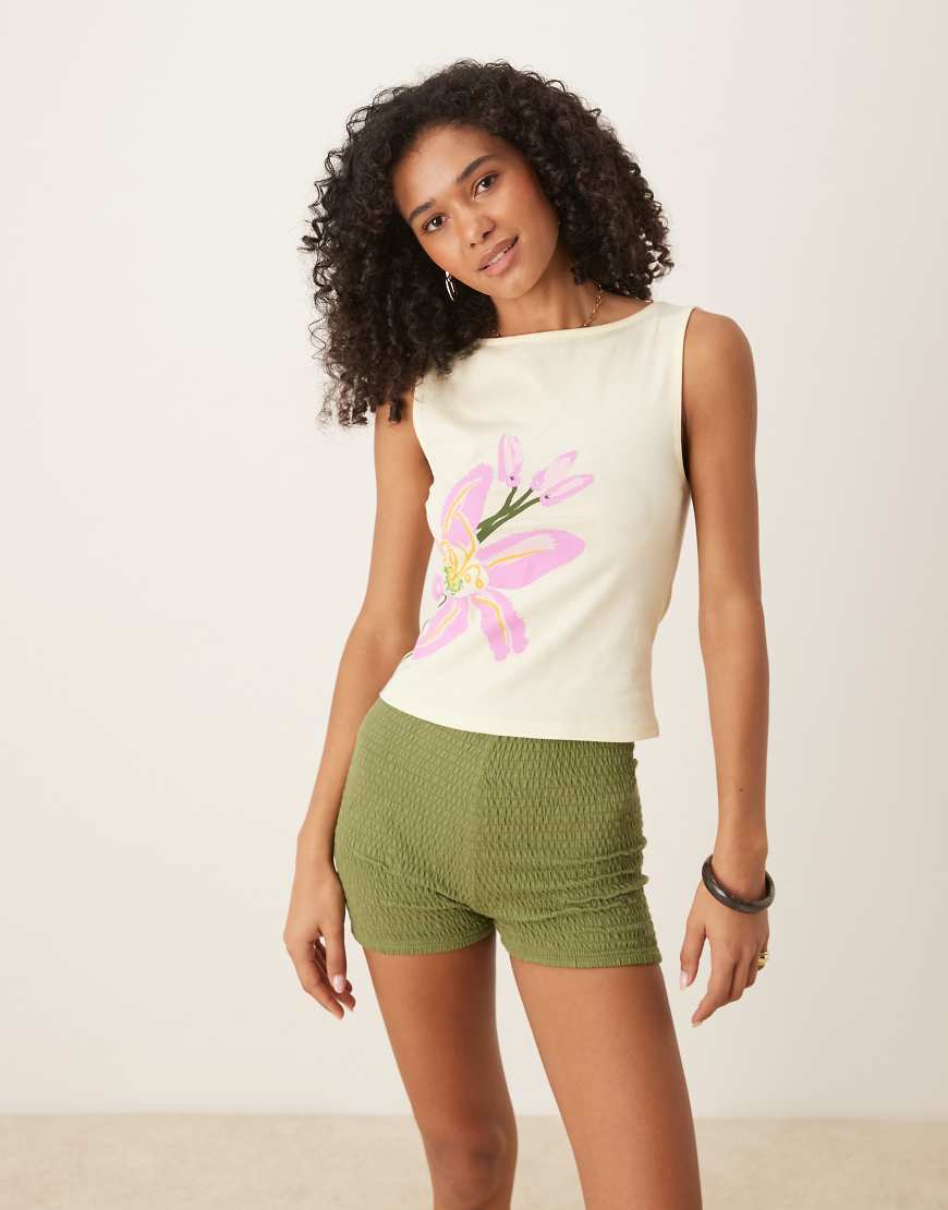 ASOS DESIGN - Tanktop in Buttermilchgelb mit U-Boot-Ausschnitt und rosa Blumenprint von ASOS DESIGN