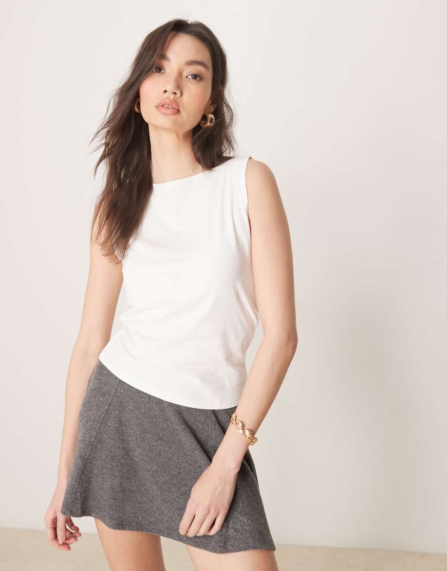 ASOS DESIGN - Tanktop in Creme mit U-Boot-Ausschnitt-Weiß ASOS DESIGN - Tanktop in Creme mit U-Boot-Ausschnitt-Weiß von ASOS DESIGN