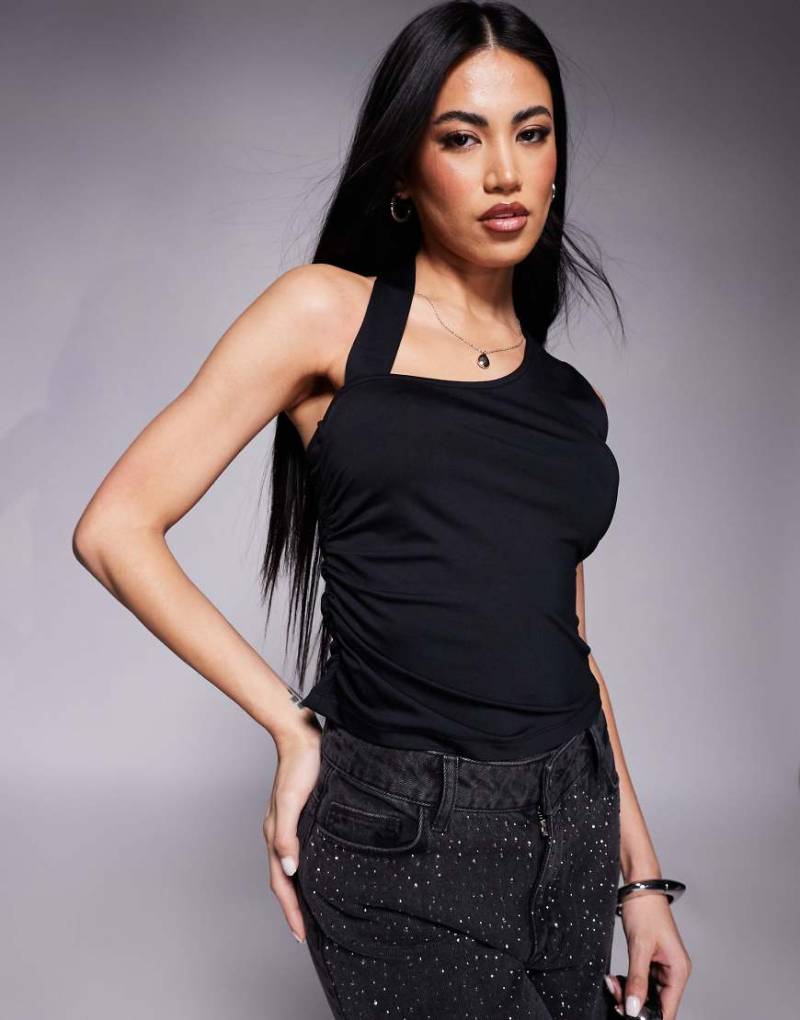 ASOS DESIGN - Tanktop in Schwarz mit Zierriemen und seitlicher Raffung von ASOS DESIGN