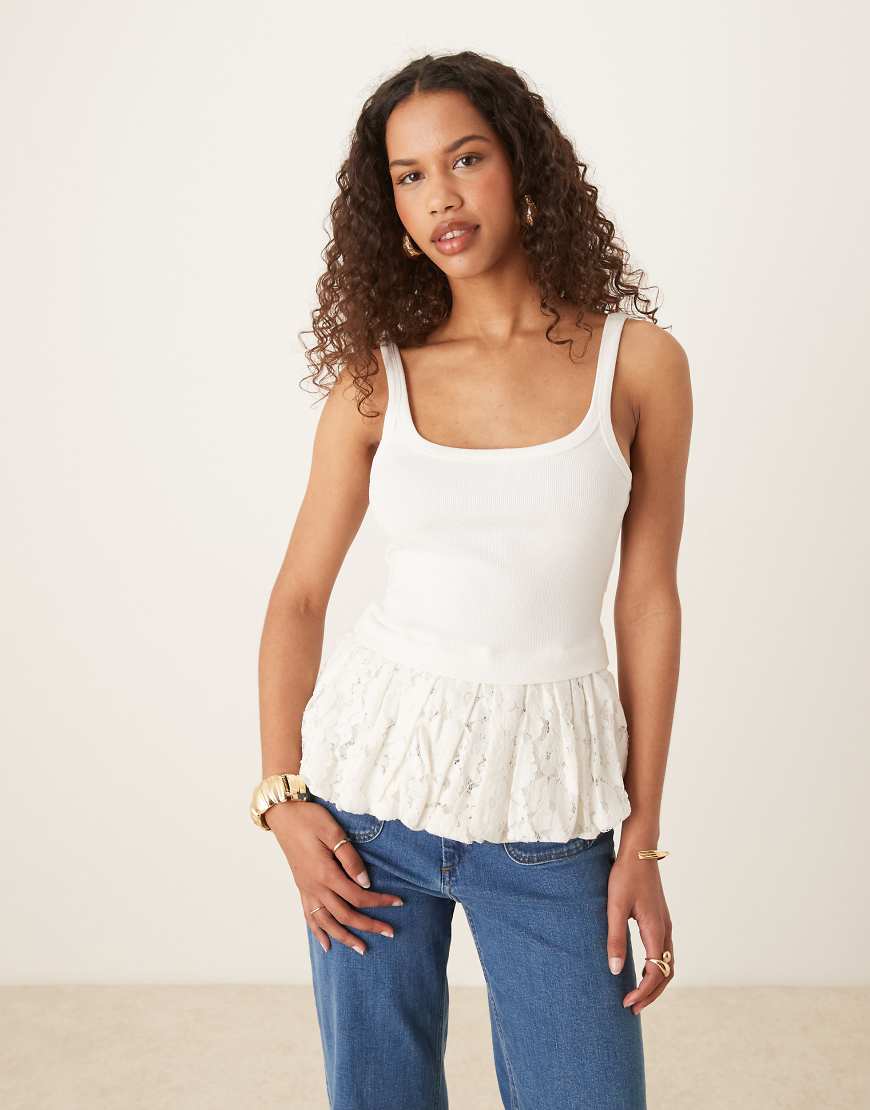 ASOS DESIGN - Tanktop in Weiß mit Ballonsaum aus Spitze ASOS DESIGN - Tanktop in Weiß mit Ballonsaum aus Spitze von ASOS DESIGN