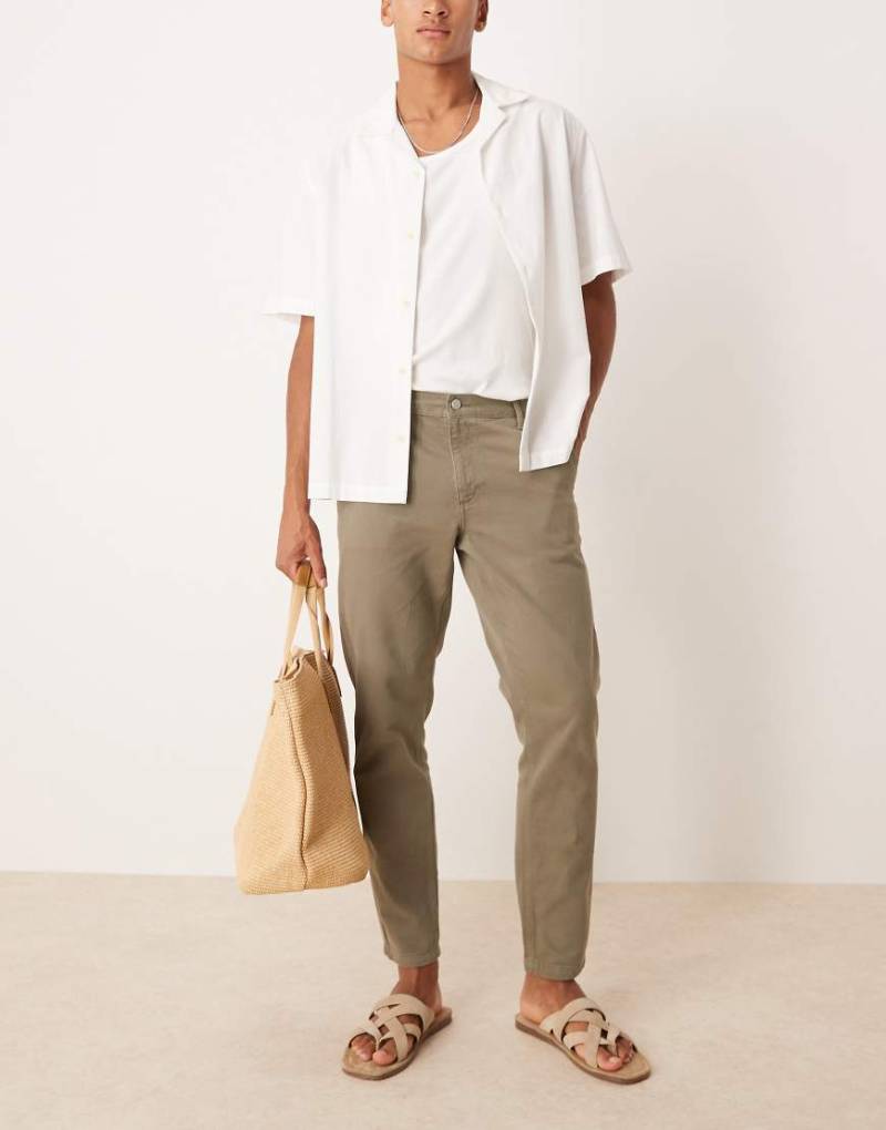 ASOS DESIGN - Tapered Fit Chinos in Khaki-Braun von ASOS DESIGN