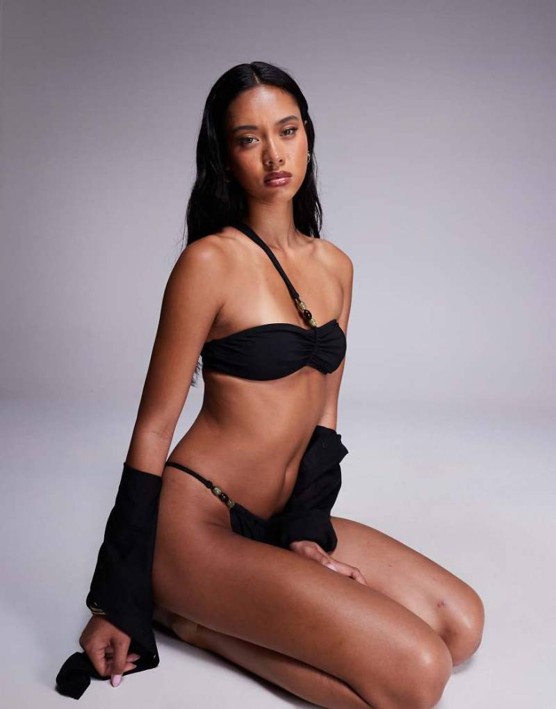 ASOS DESIGN - Tara - One-Shoulder-Bikinioberteil in Schwarz mit Perlen- und Metallverzierung von ASOS DESIGN