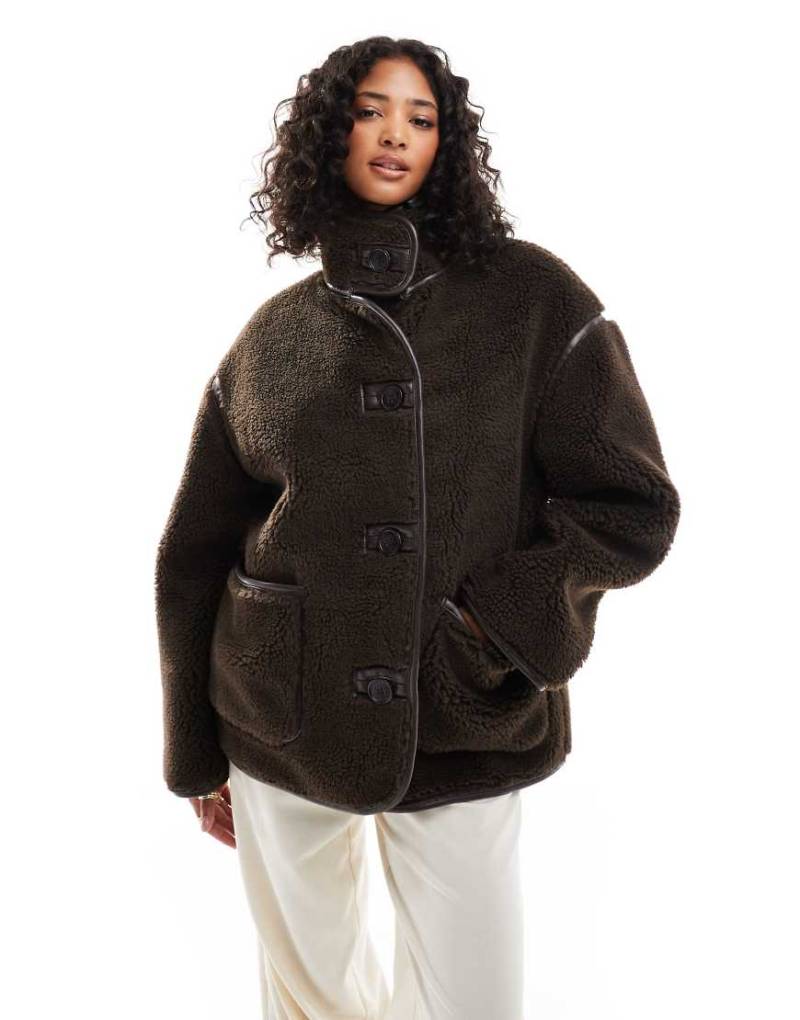 ASOS DESIGN - Teddy-Jacke in Schokobraun mit Stehkragen-Weiß von ASOS DESIGN