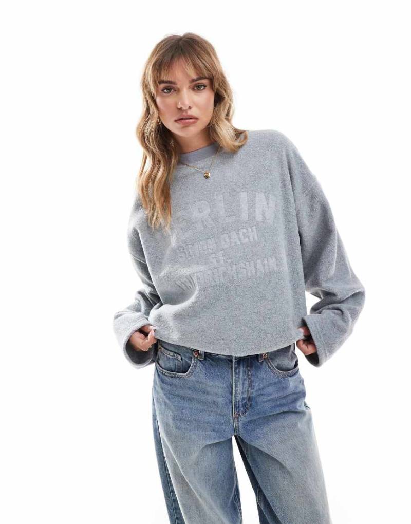 ASOS DESIGN - Teddy-Sweatshirt in meliertem Grau mit geprägtem „Berlin"-Print von ASOS DESIGN