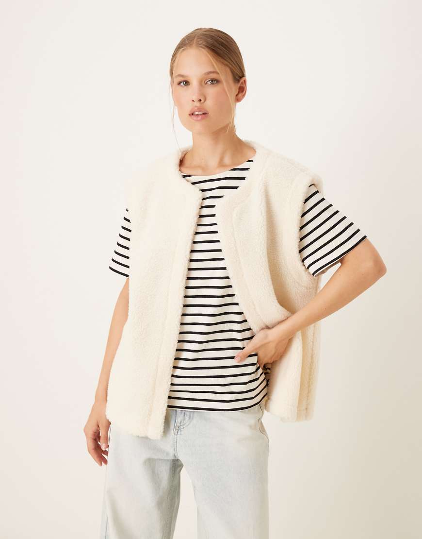 ASOS DESIGN - Teddy-Weste in Cremeweiß ASOS DESIGN - Teddy-Weste in Cremeweiß von ASOS DESIGN