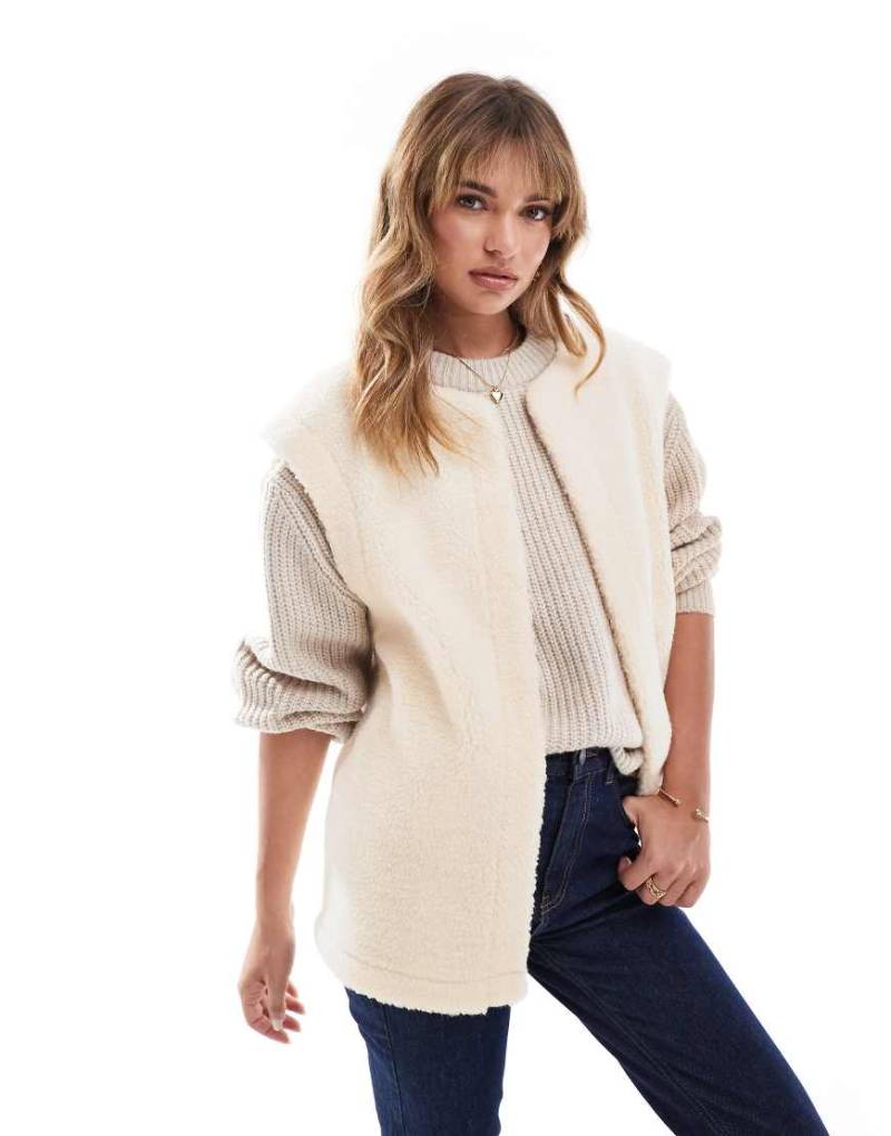 ASOS DESIGN - Teddy-Weste in Cremeweiß von ASOS DESIGN