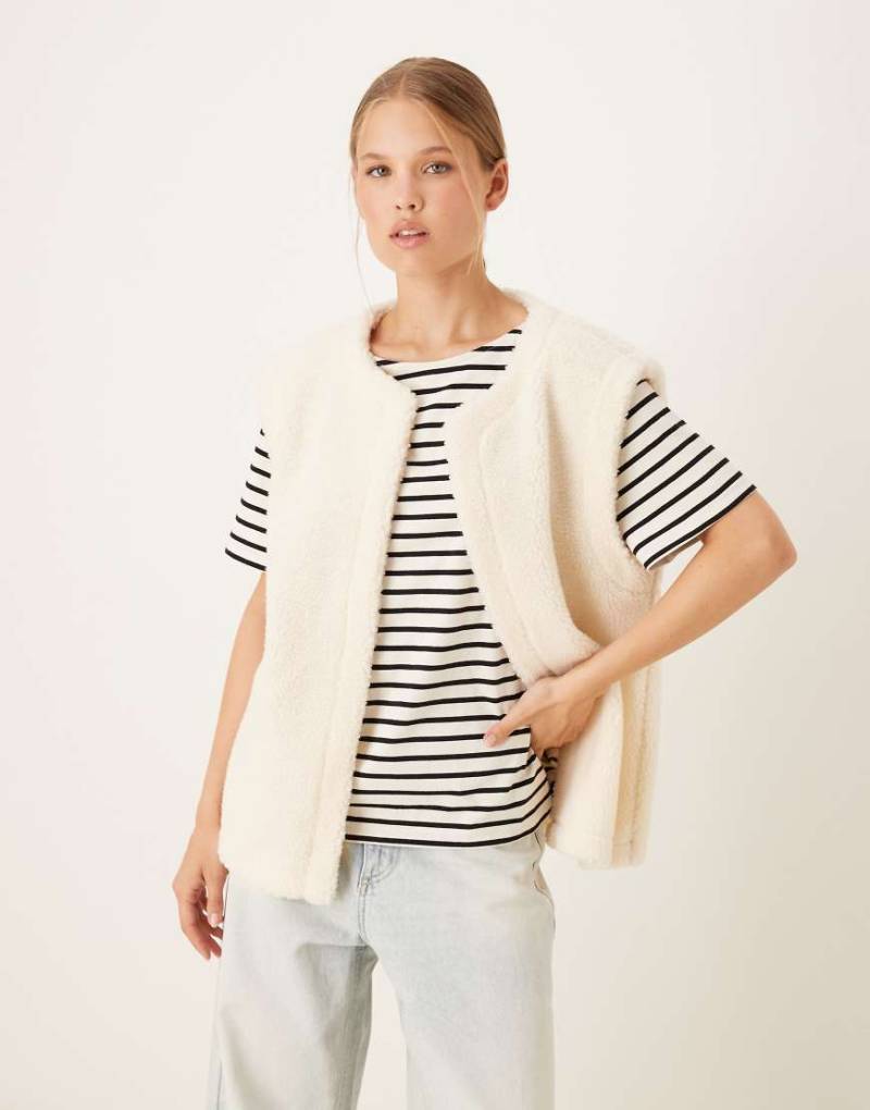 ASOS DESIGN - Teddy-Weste in Cremeweiß von ASOS DESIGN