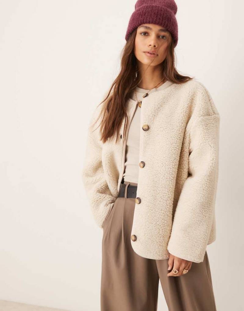 ASOS DESIGN - Teddyfell-Jacke in Cremeweiß mit Paspelierung aus Wildlederimitat von ASOS DESIGN
