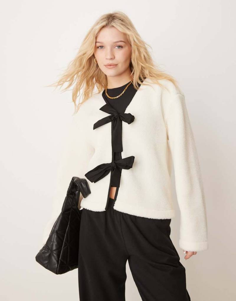 ASOS DESIGN - Teddyfell-Jacke in Ecru mit Schleifendetails-Weiß von ASOS DESIGN