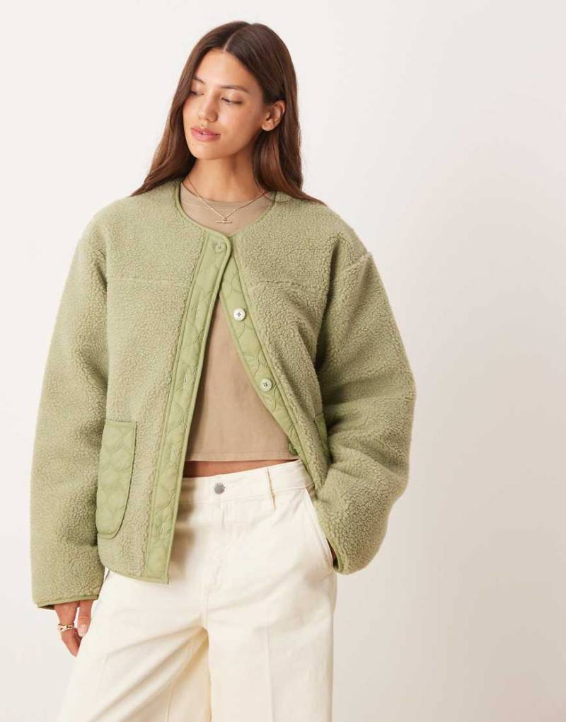 ASOS DESIGN - Teddyfell-Jacke in Grüntönen mit gestepptem Nylon-Detail von ASOS DESIGN