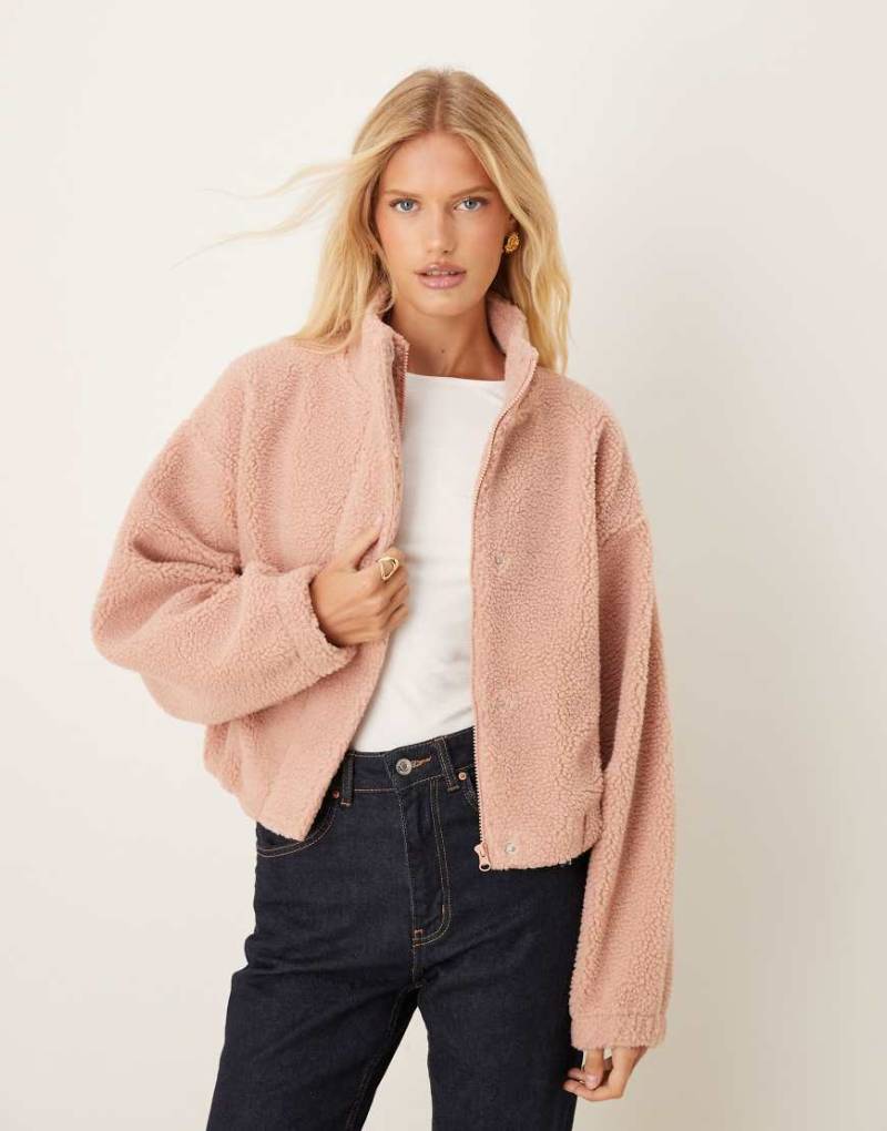 ASOS DESIGN - Jacke aus Teddyfleece in Rosé-Rosa mit Ballonsaum und Reißverschluss ASOS DESIGN - Jacke aus Teddyfleece in Rosé-Rosa mit Ballonsaum und Reißverschluss von ASOS DESIGN