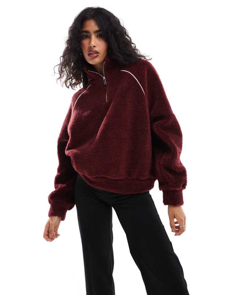 ASOS DESIGN - Teddyfell-Pullover in Burgunderrot mit farblich abgesetzter Paspelierung von ASOS DESIGN