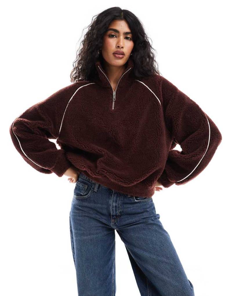 ASOS DESIGN - Teddyfell-Pullover in Schokobraun mit farblich abgesetzter Paspelierung von ASOS DESIGN